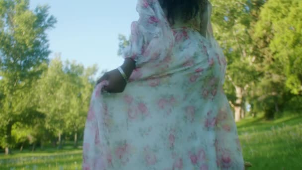 Чорна Жінка Пікніку Парку Тікає Під Низьким Кутом — стокове відео