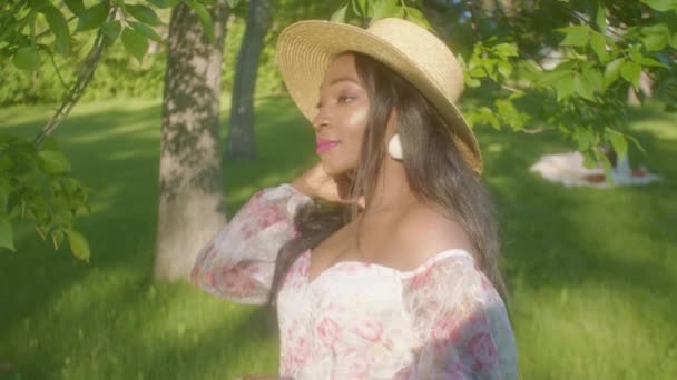 Zwarte Vrouw Aanpassen Haar Picknick Park Cirkelen Close — Stockvideo