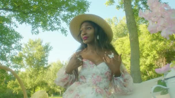 Black Woman Zingen Dansen Genieten Van Muziek Picknick Park Close — Stockvideo