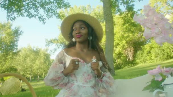 Femme Noire Appréciant Musique Vibing Sur Pique Nique Dans Parc — Video