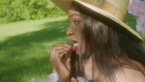 公園でブドウを食べる黒人女性 — ストック動画