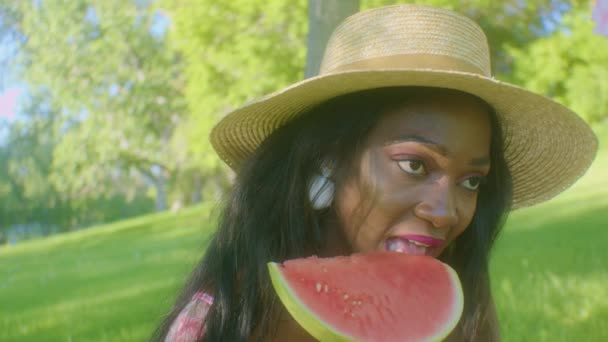 Schöne Schwarze Frau Nimmt Großen Bissen Saftige Wassermelonenscheibe Close Slomo — Stockvideo