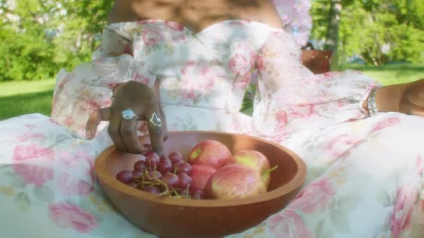Zwarte Vrouw Plukt Druiven Appel Uit Een Kom Eet Een — Stockvideo