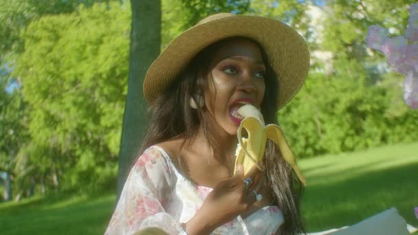 Zwarte Vrouw Rustig Eten Banaan Park Dolly Close — Stockvideo