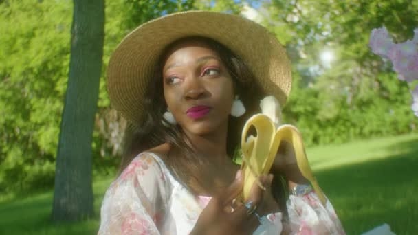 Чорна Жінка Спокійно Їсть Банан Парку Крупним Планом — стокове відео