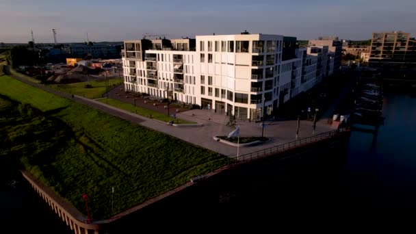 Ein Rundgang Durch Den Apartmentkomplex Kade Noord Flussufer Der Ijssel — Stockvideo