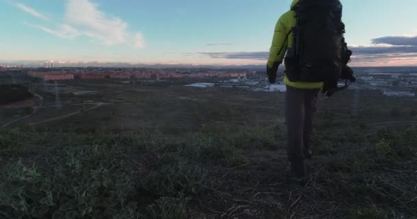 Back View Man Yellow Jacket Backpack Hiking Hill Madrid Skyline — Vídeos de Stock