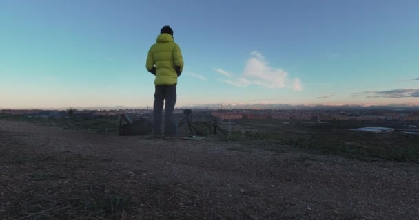Back View Young Man Photographer Standing Yellow Jacket Looking Madrid — Vídeo de stock