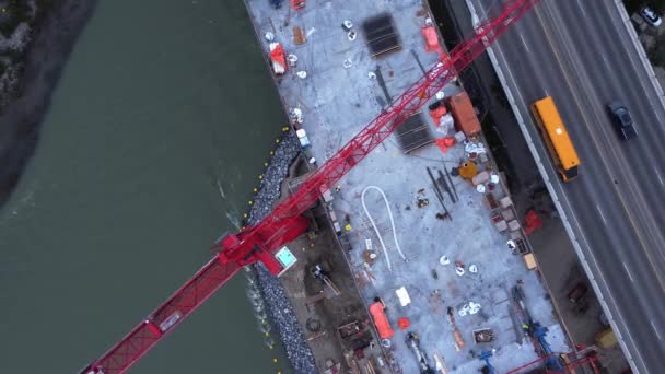 Кран Оживленном Автодорожном Мосту Строитель Зоны Сверху — стоковое видео
