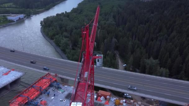 繁忙的公路桥施工区从上方环行吊车 — 图库视频影像