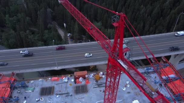Kran Med Arbetare Vid Trafikerade Motorvägsbro Byggzon Ovan — Stockvideo