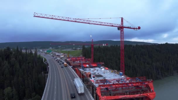 Працівники Кранів Будівництві Мосту Автомобільним Транспортом — стокове відео