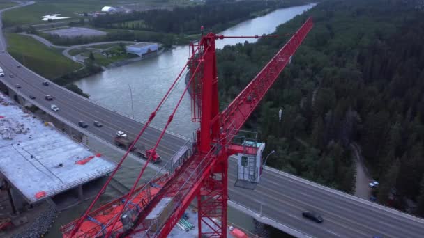 繁忙的公路桥施工区从上往下起重机 — 图库视频影像