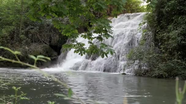 Красивые Каскадные Пейзажи Водопада Каскады Воды Камнях Разных Уровнях Создают — стоковое видео