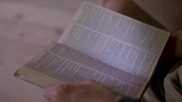 Seorang Pria Yang Membaca Dan Membalik Halaman Alkitab Dalam Buku — Stok Video