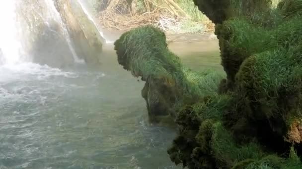Όμορφη Πισίνα Βυθίσει Πυθμένα Του Καταρράκτη Καταπληκτικοί Σχηματισμοί Βράχων Που — Αρχείο Βίντεο