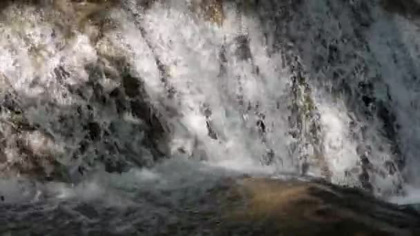 Een Waterval Van Dichtbij Kleine Bodemsprong Water Stroomt Voortdurend Tussen — Stockvideo