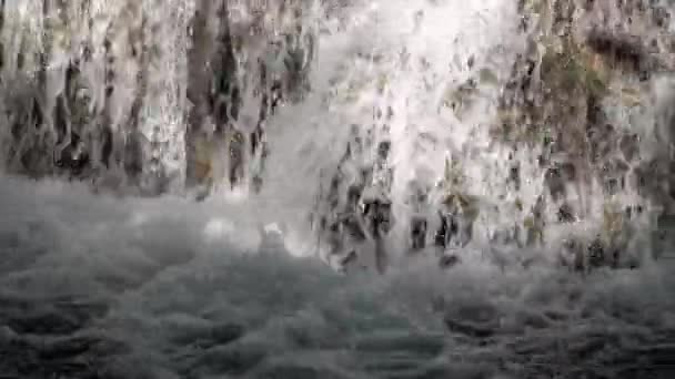 Κοντινό Καταρράκτη Πτώση Στην Πορεία Του Ποταμού Νερό Αναβλύζει Ορατό — Αρχείο Βίντεο