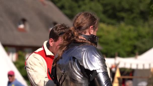 Средневековый Рыцарь Доспехах Готовится Битве Открытом Воздухе Средний Выстрел — стоковое видео