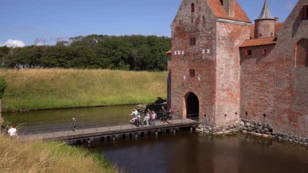 Турист Инвалид Хорошо Сохранившемся Датском Замке Ютландии Красивый Споттруп Дания — стоковое видео