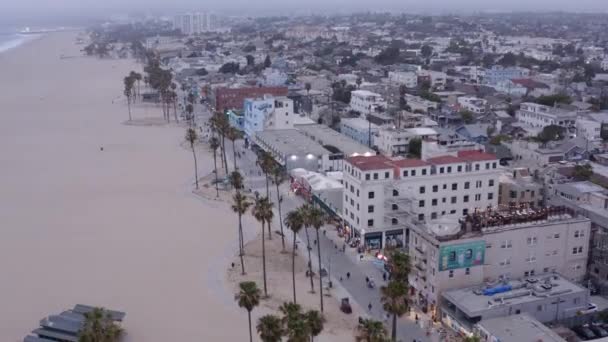 Aerial View Overlooking Venice Boardwalk Foggy Santa Monica Usa Circling — Video