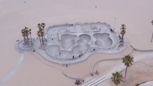Vista Aérea Crianças Patinando Parque Skate Praia Veneza Eua Inclinação — Vídeo de Stock