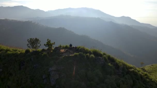 Güneşli Bir Sabahta Sri Lanka Little Adams Zirvesine Çıkan Dönemeç — Stok video