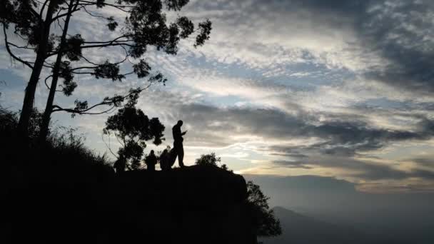 斯里兰卡著名的Ella Rock站在著名的Ella Rock观点上 在多云的早晨在黎明时分徒步旅行 空中无人驾驶飞机拍摄的游客照片 — 图库视频影像