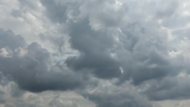 移動する雲と暗い雷雨の劇的なタイムラプス — ストック動画