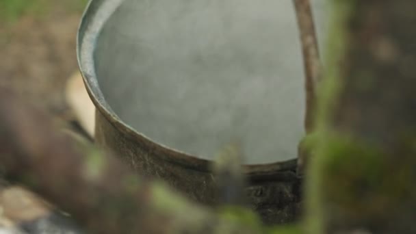 从水壶里冒出沸腾的蒸汽 酝酿着药水 特写镜头里神奇的一幕 — 图库视频影像