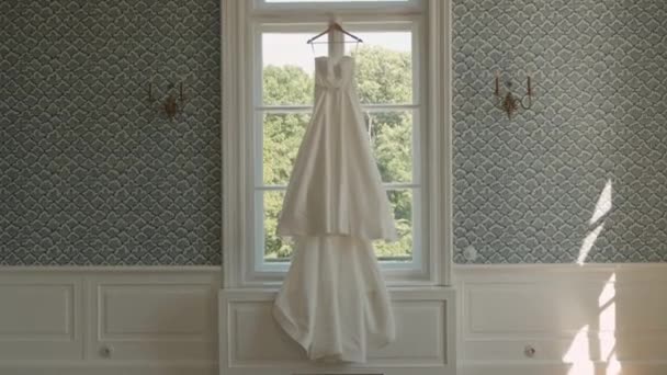 Vit Brudklänning Hängande Vintage Klänning — Stockvideo