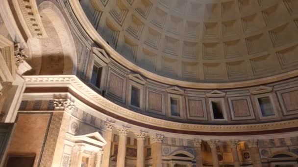 ローマのパンテオンドームの自然光 古代ローマの寺院の眺め — ストック動画