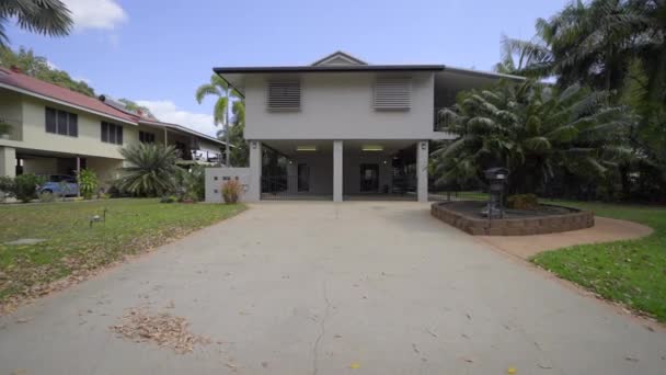 Elevada Casa Moderna Contemporânea Com Grande Garagem Aberta Jardins Tropicais — Vídeo de Stock