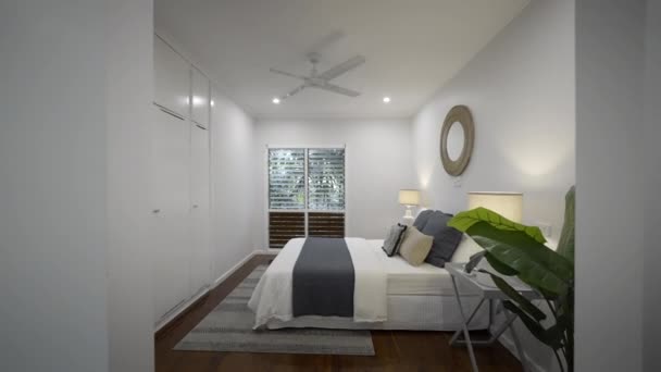 Modernes Zeitgenössisches Schlafzimmer Mit Weißer Bettwäsche Weiße Oberflächen Und Fächerdrehen — Stockvideo