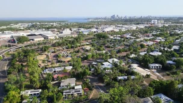 Drohnen Fliegen Über Einem Wohnviertel Natur Reiche Umgebung Üppige Tropische — Stockvideo