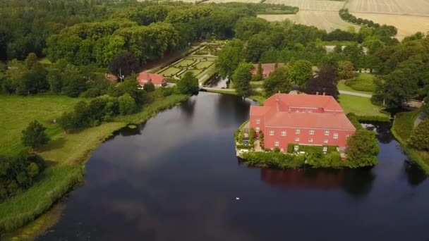 Vista Panorámica Aérea Del Castillo Willestrup Junto Lago Dinamarca Tiro — Vídeos de Stock
