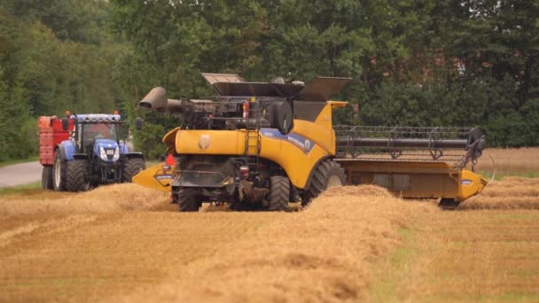 Tractor Combine Harvester Pause Field Harvest Season Static — Vídeos de Stock