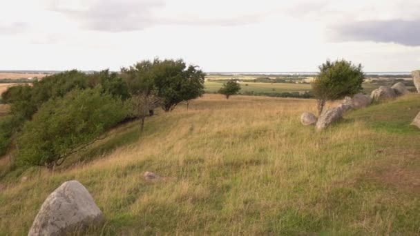 Oude Dolmen Het Platteland Megalithische Portaaltombe Met Één Kamer Pan — Stockvideo