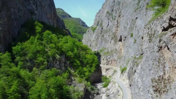 Drohnenflug Über Einem Canyontal Nahe Baku Aserbaidschan Asphaltstraße Neben Einem — Stockvideo