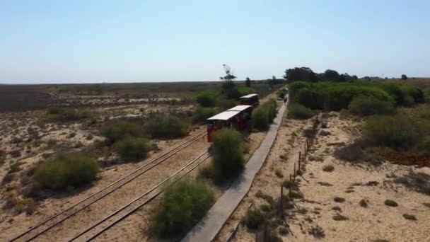 Vista Aérea Seguindo Comboios Praia Barril Para Tavira Portugal — Vídeo de Stock