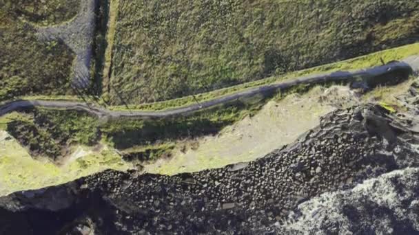 晴れた日にアイルランドの母の有名な崖の鳥の目のビュー 草の上を飛んで 歩道や岩の海岸を明らかに崖覆われた 海の波が崖に衝突し カモメが飛び回っています — ストック動画