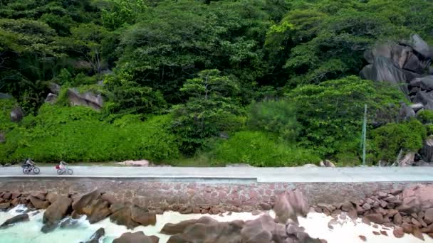 Deux Personnes Vélo Long Côte Rocheuse Digue Seychelles — Video