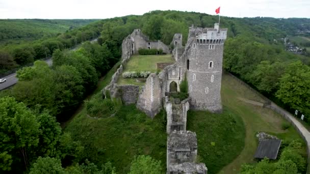 Terugtrekken Luchtfoto Van Chateau Ruïnes Het Franse Platteland Naast Snelweg — Stockvideo
