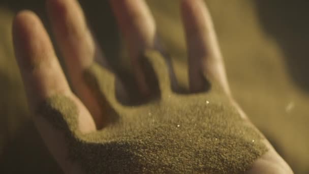 Человек Пустыне Бегущий Песком Через Свои Руки Горячая Пустыня Эпическая — стоковое видео
