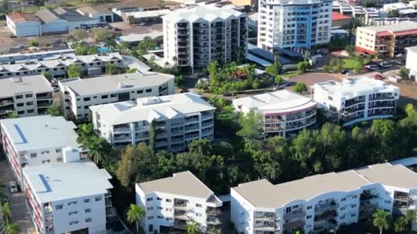 Aerial Drone Sorvolando Tetti Edifici Infrastrutture Hotel Appartamenti Unità Darwin — Video Stock