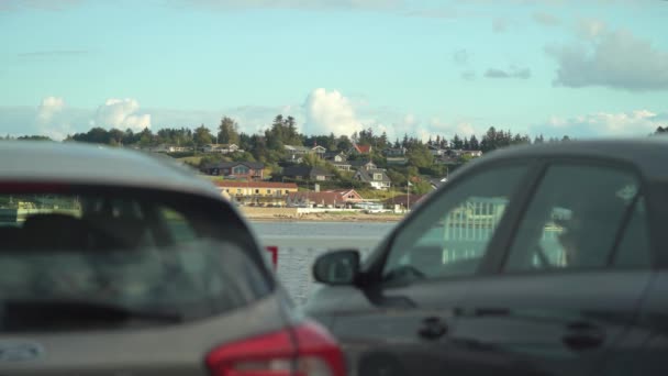 遠くの港に到着したフェリーに乗っている車 — ストック動画