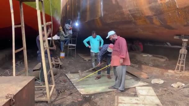Workers Hammering Steel Dry Dock Shipyard Dhaka Bangladesh Welder Welding — Video