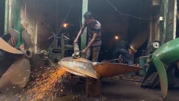 Workers Repairing Ship Propeller Using Angle Grinder Factory Workshop Dhaka — 비디오