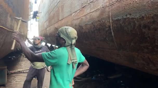 Shipbuilder Workers Hammering Rusty Ship Hull Dry Dock Shipyard Dhaka — Video