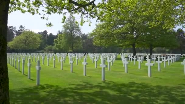 フランス ノルマンディーのアメリカ兵墓地の墓石のパノラマ — ストック動画